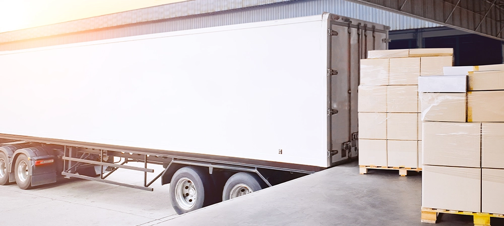 Container Trailer Trucks Loads Bulk of Package Boxes at Warehouse Dock. Container Shipping. Distribution Warehouse, Supply Chain, Supplies Shipment Goods. Freight Truck Logistics Cargo Transportation.